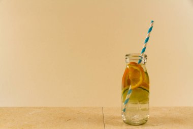 Sağlıklı su içkiyle boşaltmak.