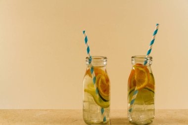 Sağlıklı su içecekler.