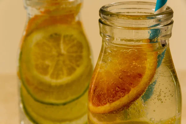 Bebidas saudáveis com água gaseificada . — Fotografia de Stock