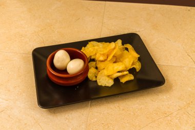 Cips veya fiş ile iki yumurta turşusu