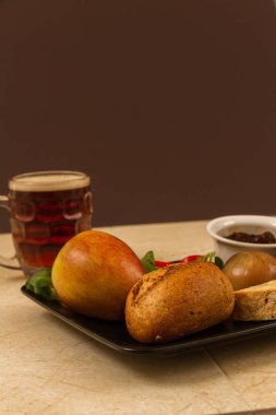 Stilton peyniri ve İngilizce bir yarım bardak ile Çiftçi'nın Öğle Yemeği