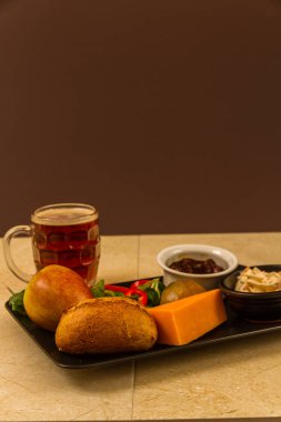 Kırmızı leicester peynir ve yarım bardak bira E ile Çiftçi'nın Öğle Yemeği