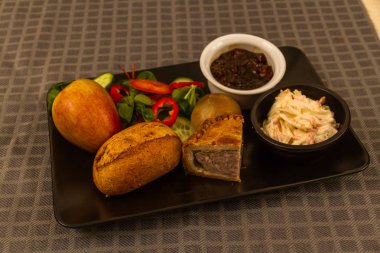 Domuz pie ile Çiftçi'nın Öğle Yemeği.