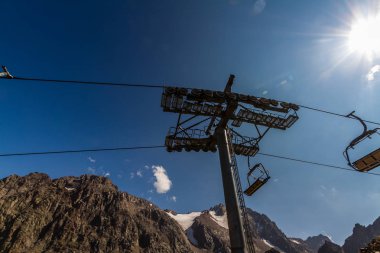 Ski lift yaz aylarında pilon. Çevre Şimbulak Kayak Resort otel 