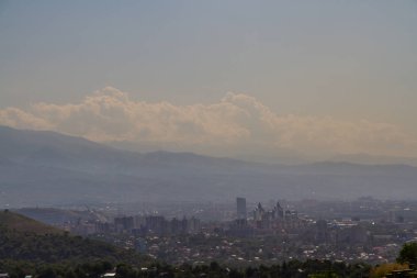 Dağlar doğru şehir üzerinde görünüm.
