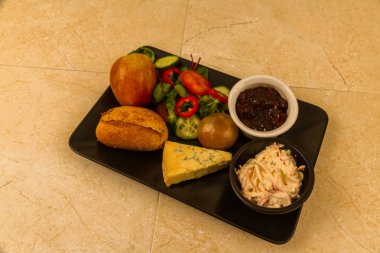 Stilton peyniri ile Çiftçi'nın Öğle Yemeği.