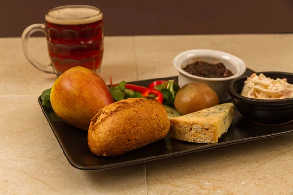 Pflüger 's Lunch mit Stelzenkäse und einem halben Pint Englisch — Stockfoto