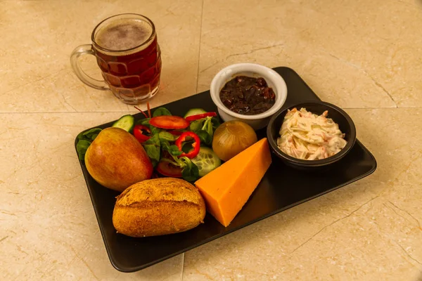 Pflüger-Mittagessen mit rotem Leicester-Käse und einem halben Pint E — Stockfoto