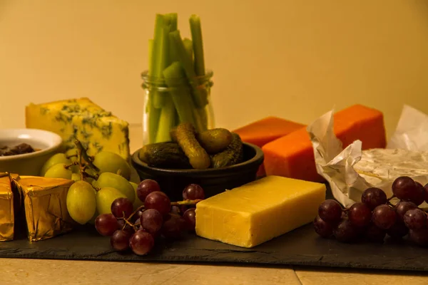 Grande prato de tabuleiro de queijo compartilhado — Fotografia de Stock