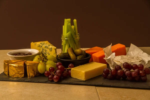 Talíř velký sdílené sýrový nářez — Stock fotografie
