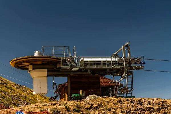 Polea de teleférico. Cerca de Shymbulak Ski Resort Hotel en Almaty, Kaz —  Fotos de Stock