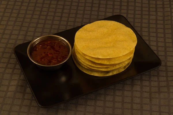 Poppadums empilhados, com chutney de manga . — Fotografia de Stock