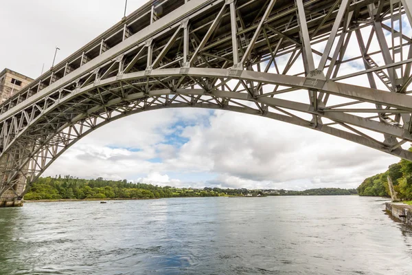 Estrecho de Menai y el puente Britannia desde abajo . —  Fotos de Stock