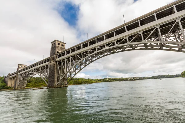 Estrecho de Menai y el puente Britannia desde abajo . —  Fotos de Stock