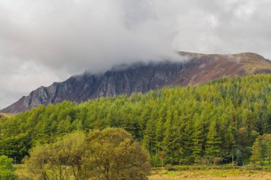 Craig y Bera kayalıklarla düşük bulut ile.
