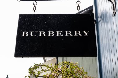 Asma tabelasında Burberry 'nin yazı, imza veya logosu