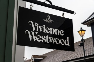 Vivienne Westwood 'un yazı, imza ya da logosunu asma tabelasında