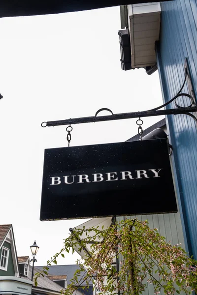 Hoofdartikel, Teken of logo van Burberry op hangend bord — Stockfoto