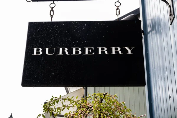 Hoofdartikel, Teken of logo van Burberry op hangend bord — Stockfoto