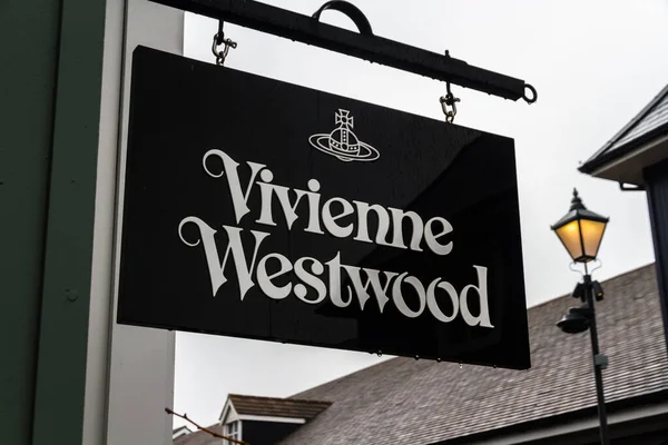 Vivienne Westwood 'un yazı, imza ya da logosunu asma tabelasında