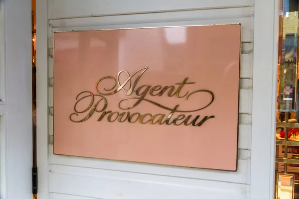 Hoofdartikel, Teken of logo van Agent Provocateur, landschap, hoek — Stockfoto