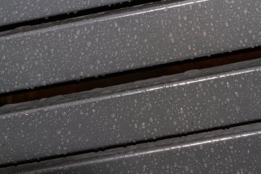 Yağmur ya da su, boyanmış tahta levhalara düşer..