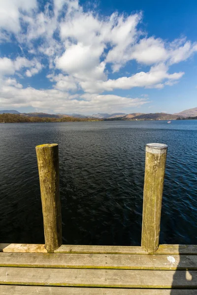 Lago Windermere con paletti in legno in primo piano — Foto Stock