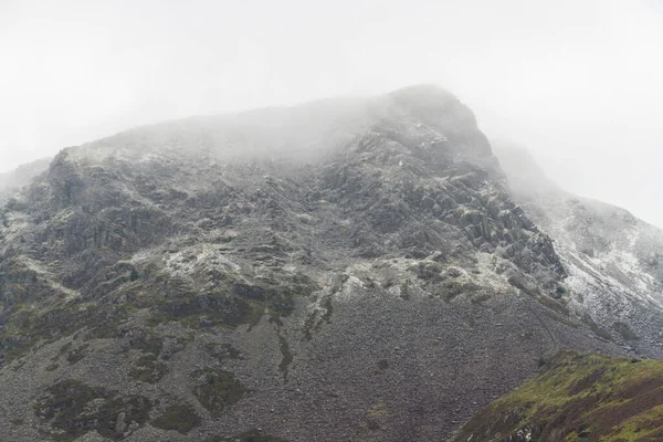Montanha Mynydd Drws-y-coed com poeira leve de neve . — Fotografia de Stock