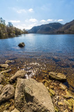 Bahar günü göl kıyısından