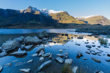 Sabahın erken saatleri ve gölgeler dağların ve karın üzerinde. Kar şapkası