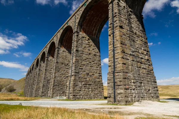 Towering arches of a railway viaduct — Stock Photo, Image