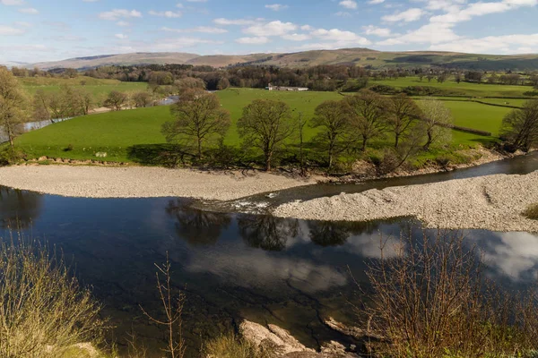 Río, colinas lejanas y nubes en el día de primavera . —  Fotos de Stock