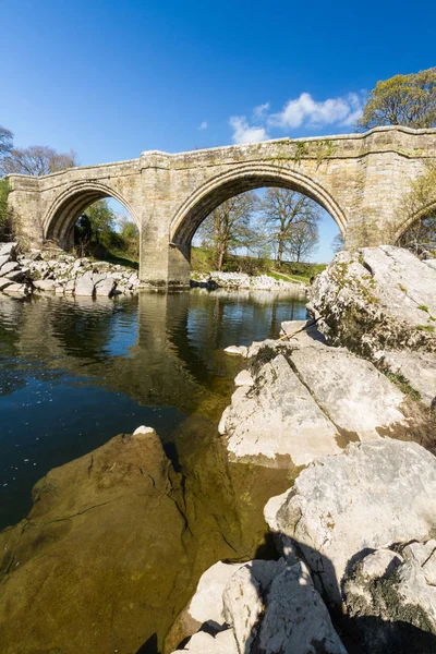Beautiful old stone arch bridge over river. — Stock Photo, Image