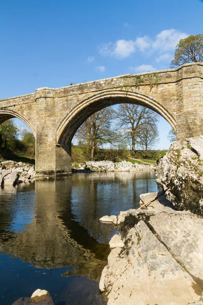 Beautiful old stone arch bridge over river. — Stock Photo, Image