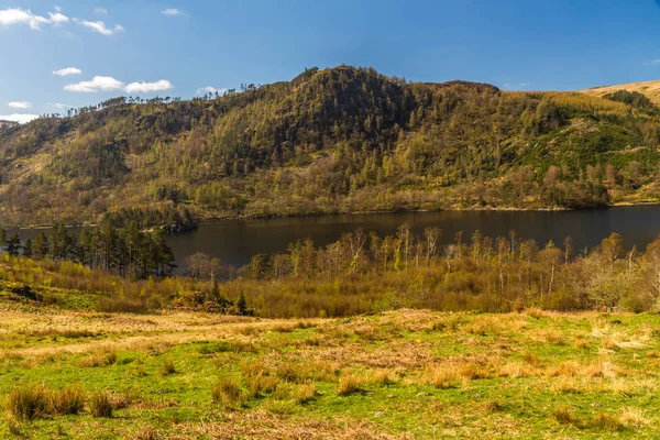 See am Frühlingstag aus der Ferne — Stockfoto