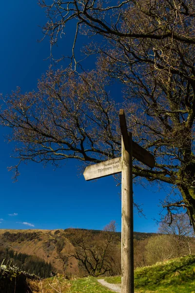 Three way finger post, pointing to Permissive Path, Thirlmere Lo — Stock Photo, Image