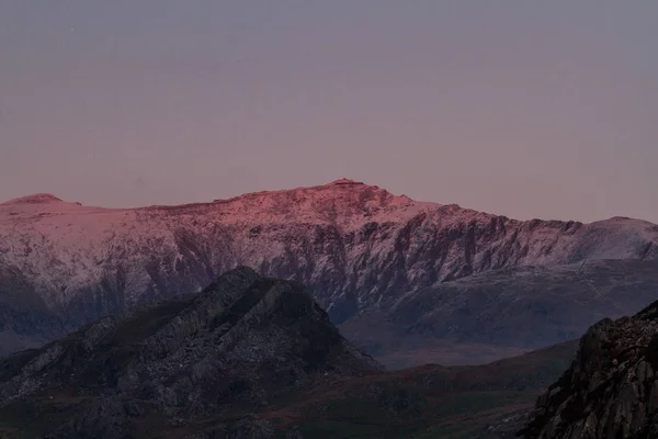 Piek van de berg Snowdon verlicht door zonsondergang — Stockfoto