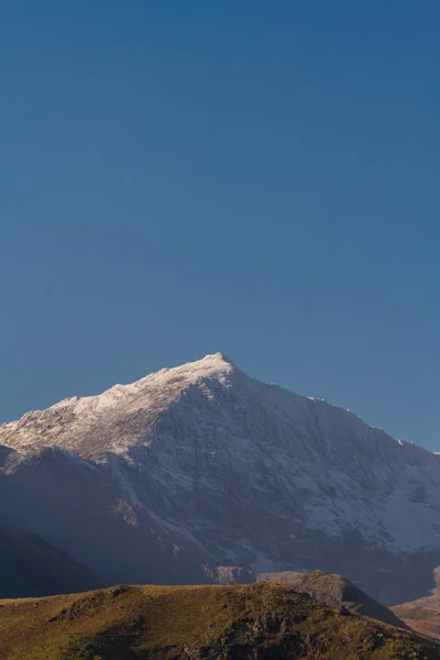 Vrchol zasněžené hory Snowdon. — Stock fotografie