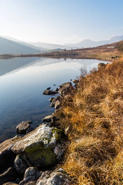 Nebliger See und Berge an einem schönen Herbstmorgen. — Stockfoto