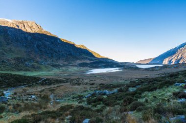Sabahın erken saatlerinde vadi.