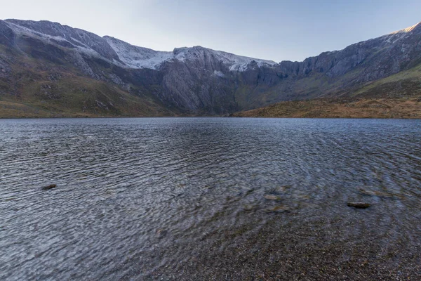 Frühmorgens auf Schatten am See im Tal — Stockfoto