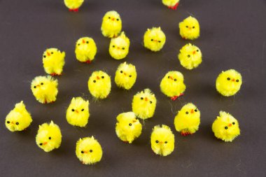 Siyah arka planda sevimli Paskalya pilici oyuncakları.