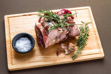 Çiğ sarılmış ve bağlanmış Herdwick kuzu kuzu lokantası garsonla hazırlanmış.
