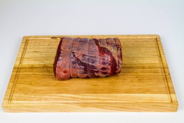 Tahta bir tahtanın üzerinde rulo biftek eti..