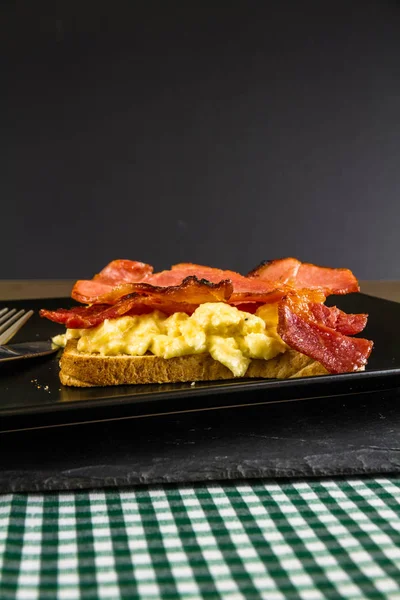 Desayuno de tocino y huevo en tostadas . — Foto de Stock