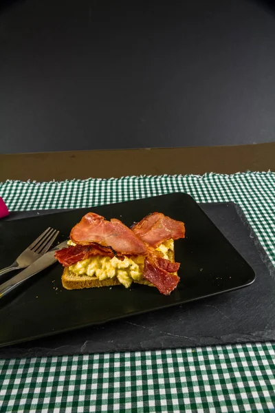 Desayuno de tocino y huevo en tostadas . — Foto de Stock