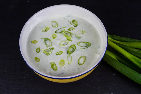 Primavera cebolla y queso ricotta inmersión — Foto de Stock