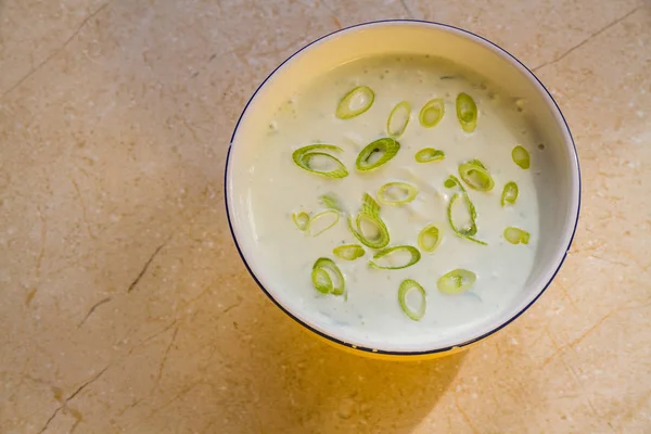 Frühlingszwiebeln und Ricotta-Dip — Stockfoto