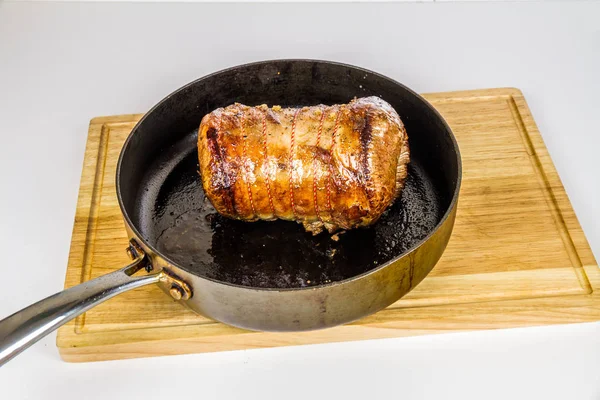 Gebräuntes Rinderbrustfilet in einer Pfanne auf Holzbrett. — Stockfoto