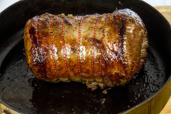 Bräunen eines Rinderbrustfilets in einer Pfanne. — Stockfoto